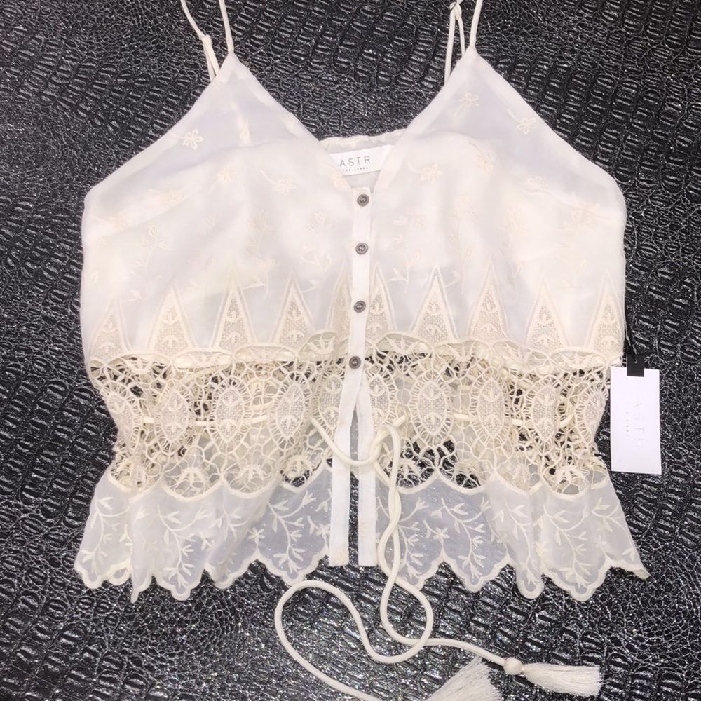 ASTR silky flirty top!BNWT/Size L adjustable straps/crochet embroid scallop det